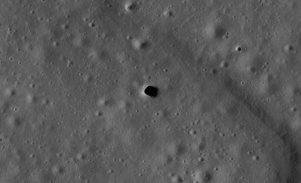 Tajemniczy szyb na Księżycu może skrywać gigantyczną jaskinię. NASA wyśle tam specjalną misję