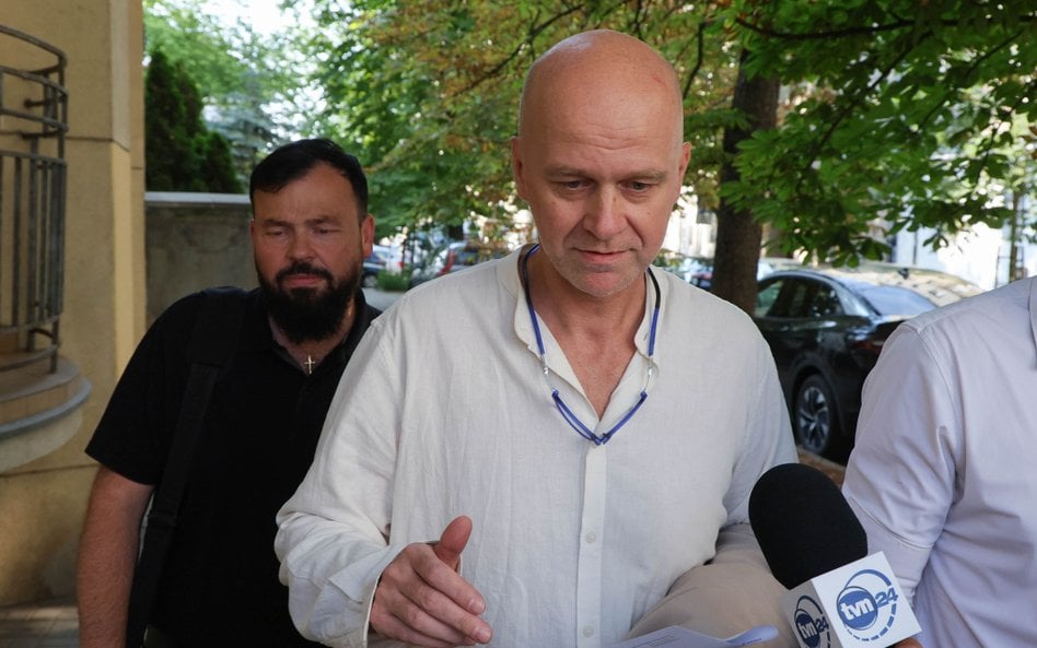 Były ordynator Oddziału Chirurgii w Szpitalu Południowym dr Emil Jędrzejewski (C) oraz mec. Tomasz J