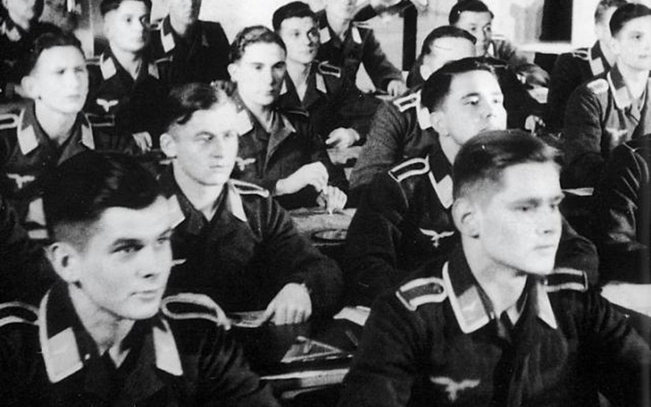 Piloci Luftwaffe podczas zajęć teoretycznych