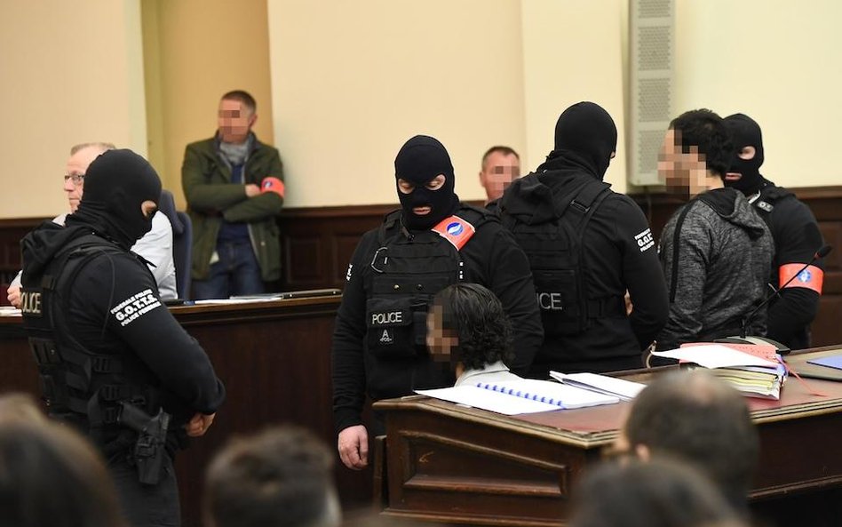 Zdjęcie z rozprawy w 5 lutego 2018 (Salah Abdeslam - z lewej)