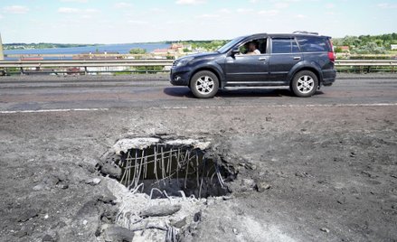 Uszkodzony przez wojska ukraińskie most nad Dnieprem w Chersoniu
