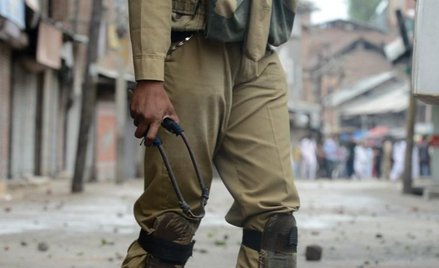 Indyjski policjant w Kaszmirze