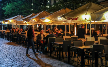 Pierwsze ogródki gastronomiczne otworzono w Krakowie o północy.