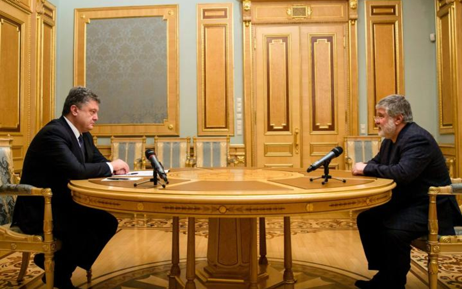 Prezydent Poroszenko (z lewej) w trakcie nocnej rozmowy z Ihorem Kołomojskim
