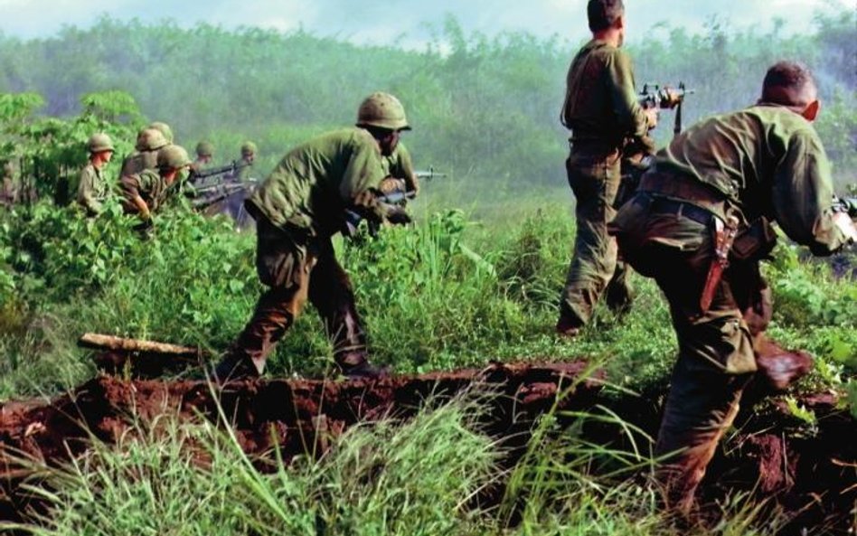 Amerykański patrol pod Dak To w Wietnamie Południowym, lipiec 1966 r.