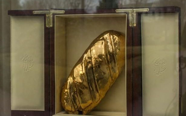 Złoty bochenek – symbol korupcji Janukowycza, najpierw skradziony, a teraz uznany przez prokuratorów