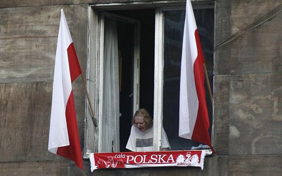 Więcej flag w oknach na 3 maja