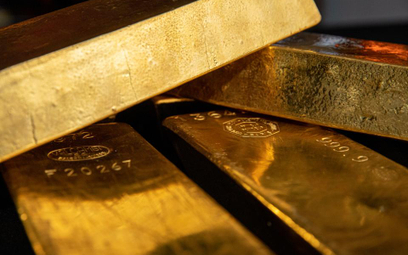 Porównywalną z obligacjami moc przyciągania inwestorów ma ostatnio złoto. Kruszec podrożał w tym rok