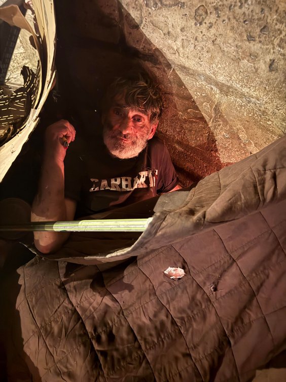 50-letni Manon, którego autor tekstu spotkał w pobliżu Luwru