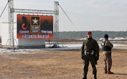 Oficer Żandarmerii Wojskowej (L) podczas inauguracji polsko-amerykańskich szkoleń wojskowych z udzia