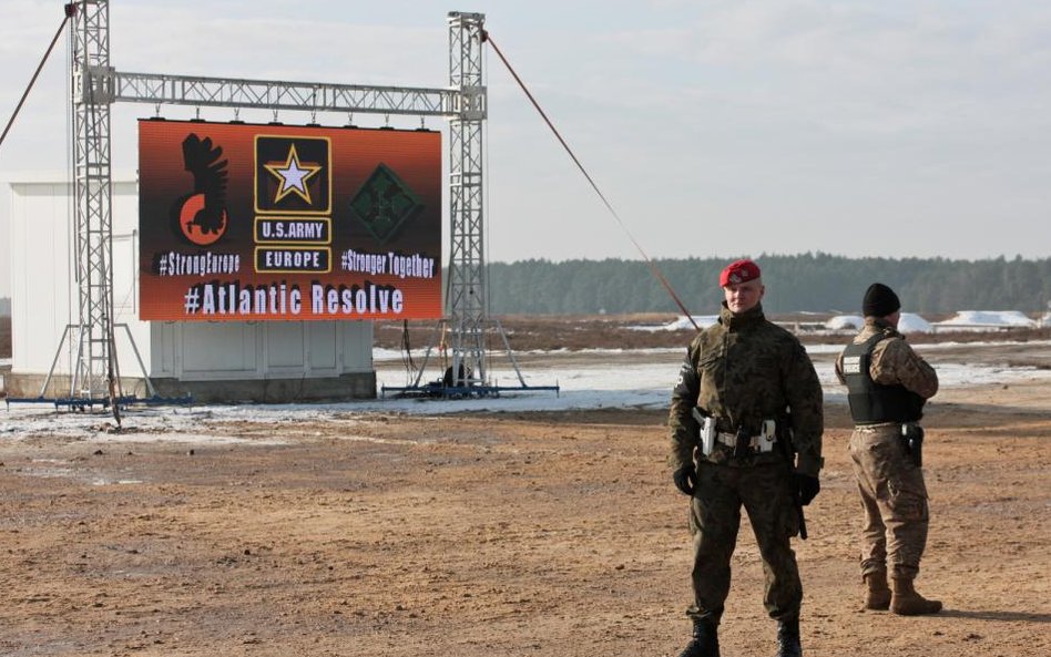 Oficer Żandarmerii Wojskowej (L) podczas inauguracji polsko-amerykańskich szkoleń wojskowych z udzia