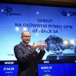 Konrad Kąkolewski, prezes firmy GetBack, z pamiątkową statuetką byka.