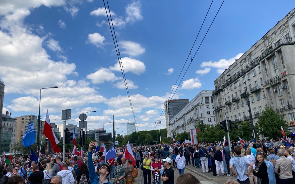 Ul. Marszałkowska powoli sie zapełnia