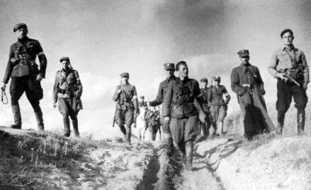 Ikoniczne zdjęcie Żołnierzy Wyklętych. Partyzanci z 5. Wileńskiej Brygady AK. Pierwszy z lewej Zygmu