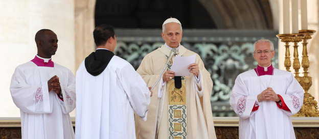Papież Leon XIV przemawia podczas mszy inauguracyjnej na placu Świętego Piotra w Watykanie