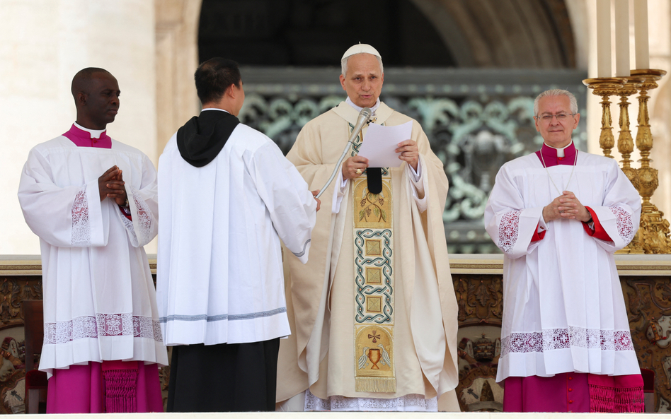 Papież Leon XIV przemawia podczas mszy inauguracyjnej na placu Świętego Piotra w Watykanie