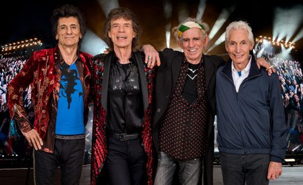 ?Ron Wood (ur. 1947), Mick Jagger (ur. 1943), Keith Richards (ur. 1943) i Charlie Watts (ur. 1941) –