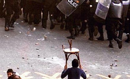 Do rozpraszania tłumu demonstrujących w Kairze skierowano specjalne oddziały policji