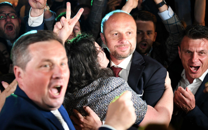 Radość w sztabie Konrada Fijołka po ogłoszeniu wyników exit poll