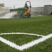 Kibice wysyłają działaczom kępy trawy z boiska