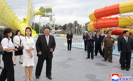 Ri Sol-ju i Kim Dzong Un. Torebkę Gucciego nosi za Ri towarzysząca jej kobieta (po lewej)