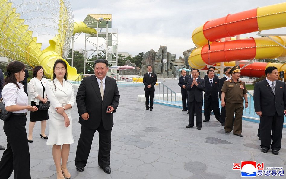 Ri Sol-ju i Kim Dzong Un. Torebkę Gucciego nosi za Ri towarzysząca jej kobieta (po lewej)