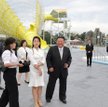 Ri Sol-ju i Kim Dzong Un. Torebkę Gucciego nosi za Ri towarzysząca jej kobieta (po lewej)