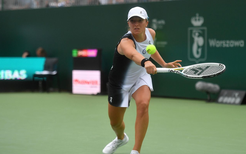 Iga Świątek w meczu z Niginą Abduraimową z Uzbekistanu podczas turnieju tenisowego WTA BNP Paribas P