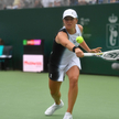 Iga Świątek w meczu z Niginą Abduraimową z Uzbekistanu podczas turnieju tenisowego WTA BNP Paribas P