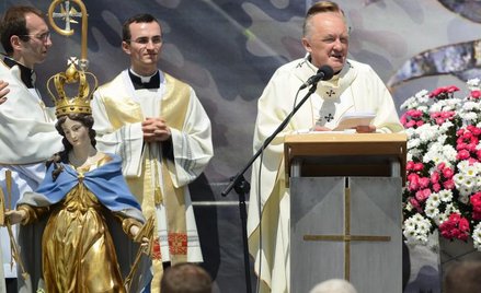 Kard. Kazimierz Nycz od kilku miesięcy podkreśla, że nie można odwracać się od uchodźców.