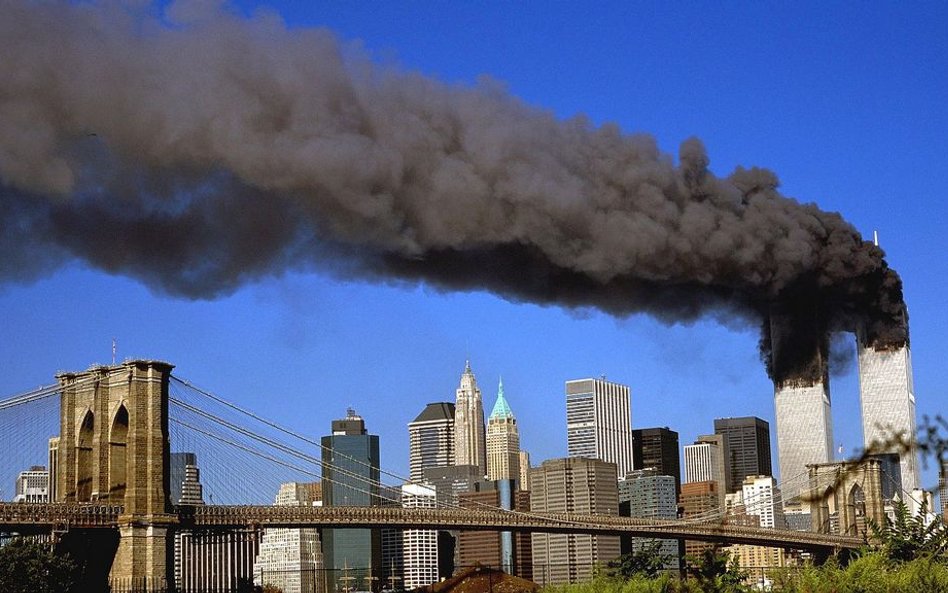 Płonące wieże World Trade Center po ataku terrorystycznym 11 września 2001 r.