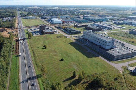 Zakład wybuduje spółka YIT Lithuania na zlecenie firmy Lithuania Defense Services. Hale o powierzchn