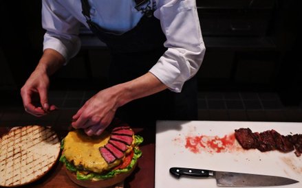 Pozłacany burger na cześć cesarza