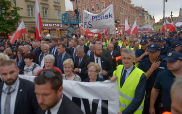 Marsz Pamięci na Krakowskim Przedmieściu w miesięcznicę katastrofy w Smoleńsku