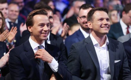 Szef koła poselskiego Konfederacji Krzysztof Bosak i prezes Nowej Nadziei Sławomir Mentzen na konwen