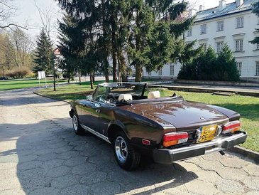 Fiat 124 Sport Spider to przebój włoskiej marki. Nadwozie jest dziełem Pininfariny. Fot. www.classic