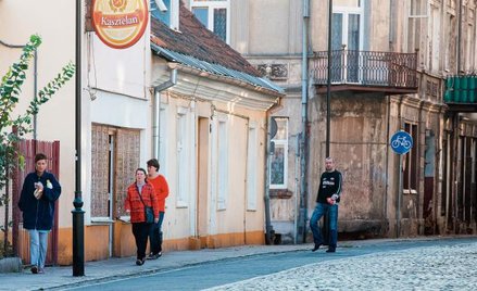 Ulica Tumska, najstarsza i obłędnie ponura. Przed wojną jedna z najbardziej ruchliwych ulic miasta. 