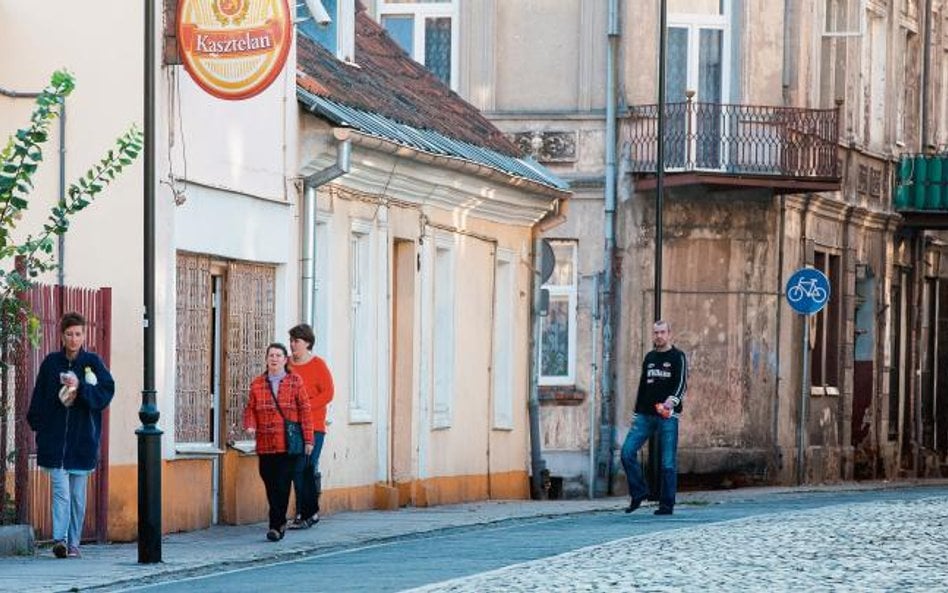 Ulica Tumska, najstarsza i obłędnie ponura. Przed wojną jedna z najbardziej ruchliwych ulic miasta. 