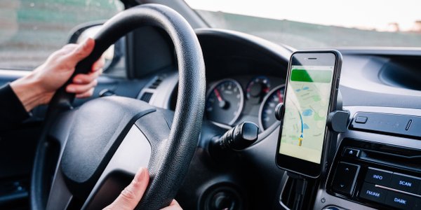 Kierowcy alarmują: internet znika na trasach. UKE wskazuje, kiedy problem zniknie