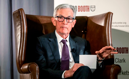 Prezes Fedu Jerome Powell nie spieszy się z powrotem do obniżek stóp procentowych. Chce najpierw dow
