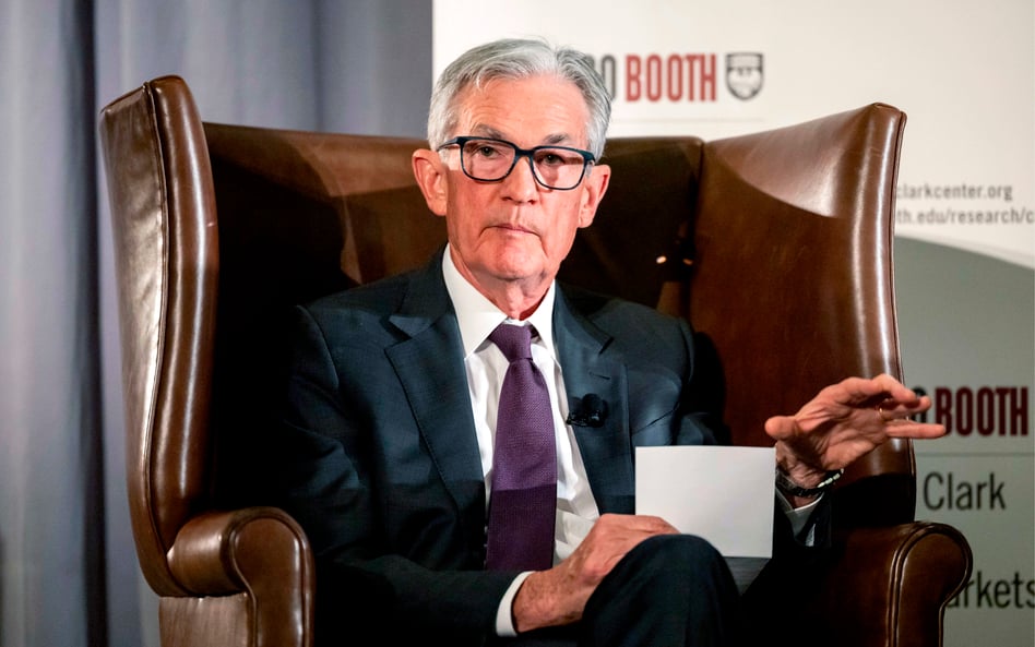 Prezes Fedu Jerome Powell nie spieszy się z powrotem do obniżek stóp procentowych. Chce najpierw dow