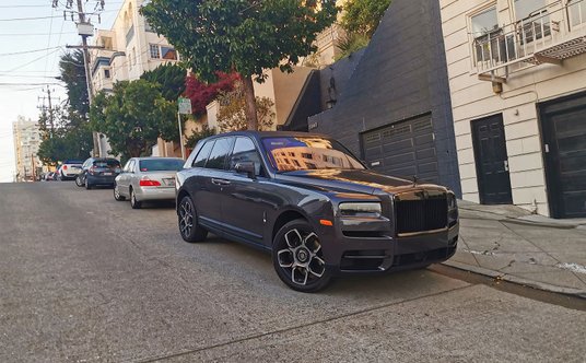 W San Francisco parkując na wzniesieniu trzeba skręcić koła w stronę krawężnika