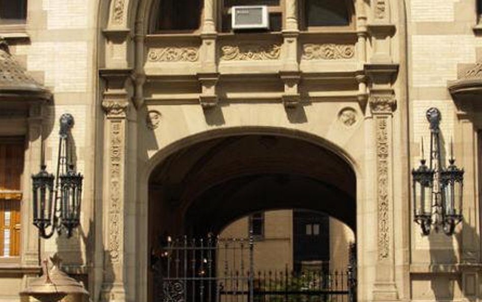 Przed tym wejściem do Dakoty zamordowano Johna Lennona