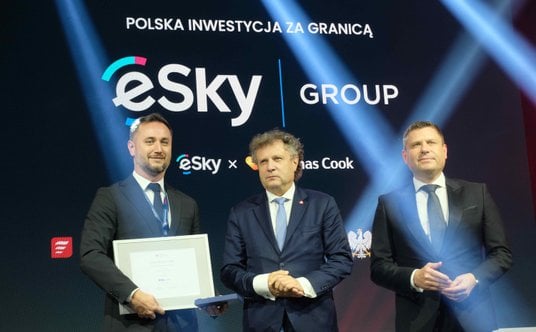 Nagrodę przedstawicielowi eSky wręczyli Jacek Karnowski, wiceminister funduszy i polityki regionalne