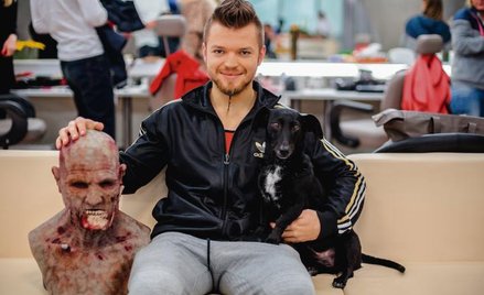 Sylwester Wardęga (pośrodku), obejrzany przez internautów przeszło 150 mln razy. Twarz roku?