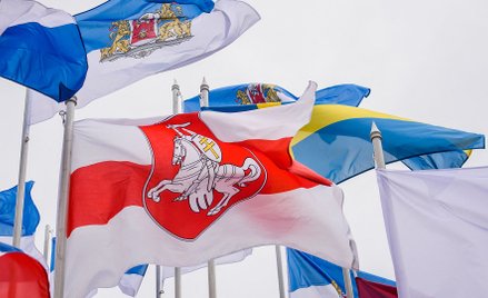 W poniedziałek w Rydze państwowa flaga Białorusi została zastąpiona historyczną flagą biało-czerwono