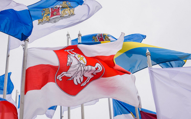 W poniedziałek w Rydze państwowa flaga Białorusi została zastąpiona historyczną flagą biało-czerwono