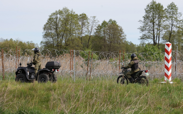 Straż graniczna przy granicy z Białorusią w miejscowości Ozierany Wielkie