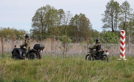 Straż graniczna przy granicy z Białorusią w miejscowości Ozierany Wielkie