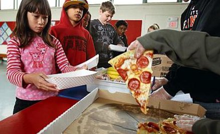 W amerykańskich szkołach dzieci dostają w stołówkach takie frykasy jak pizza